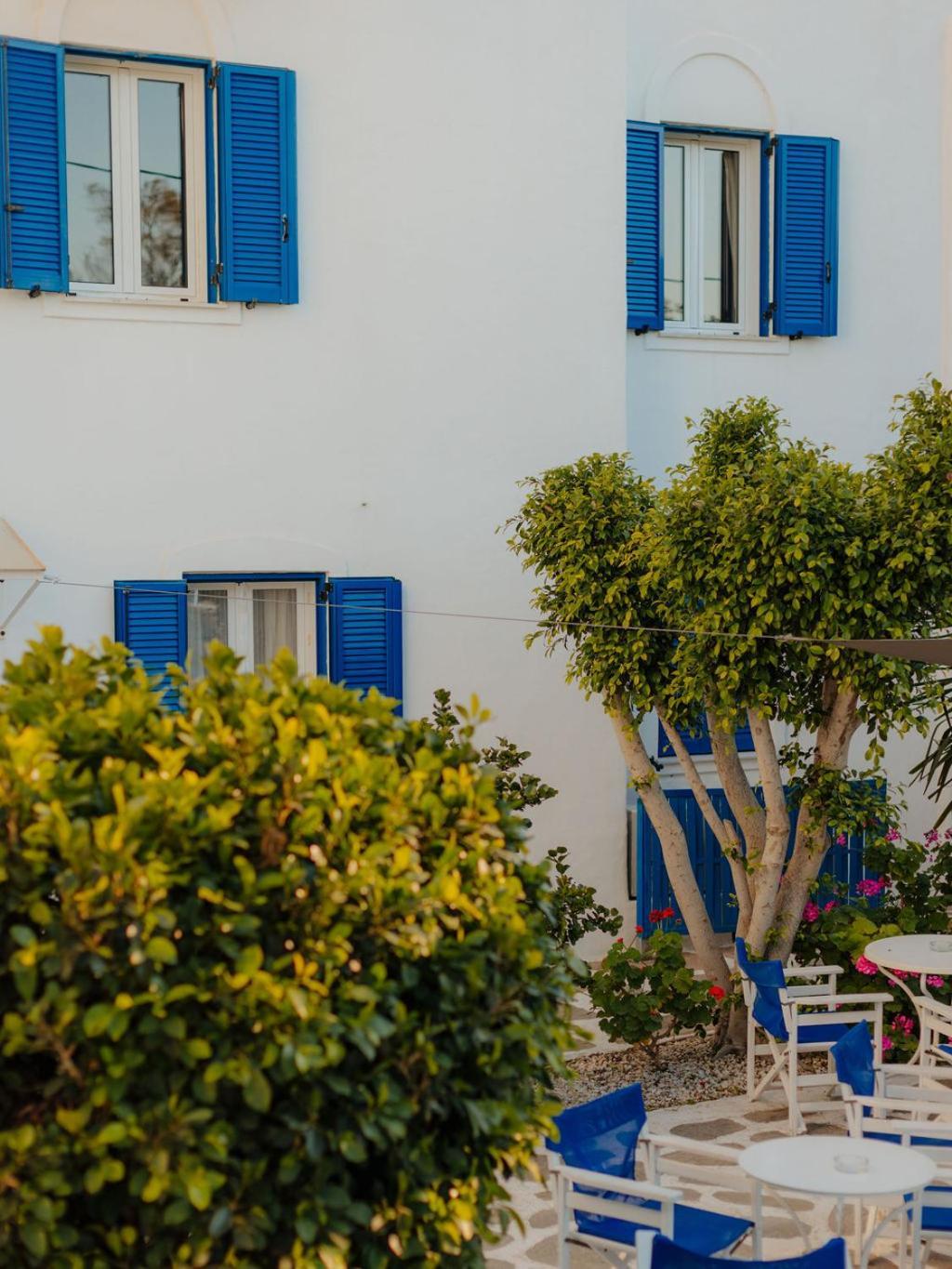 Adelfia 2 * Parikia (Paros)